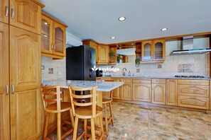 Kjøleskap, mikrobølgeovn, ovn og oppvaskmaskin