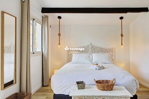 Tabla de planchar con plancha, wifi gratis, ropa de cama