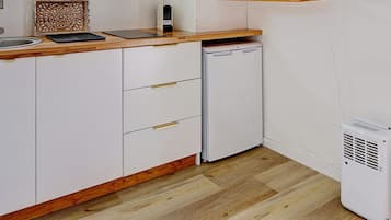 Geladeira, micro-ondas, cafeteira/chaleira, chaleira elétrica