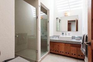 Family Villa, Lake View | Bathroom | Shower, towels, shampoo - Villa Camila Unmatched Lake Views (Valle de Bravo)