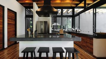 Casa Deluxe | Cocina privada | Refrigerador con congelador, microondas, horno y parrilla de estufa
