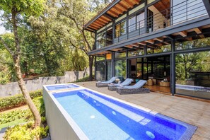 Piscine extérieure, chaises longues