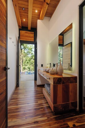 Deluxe House | Bathroom | Separate tub and shower, rainfall showerhead, towels, shampoo - Casa Retiro With Pool and Garden (Valle de Bravo)