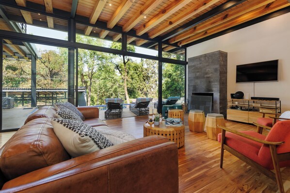 Maison Deluxe | Salle de séjour | Télévision à écran plat de 60 pouces avec chaînes numériques, cheminée