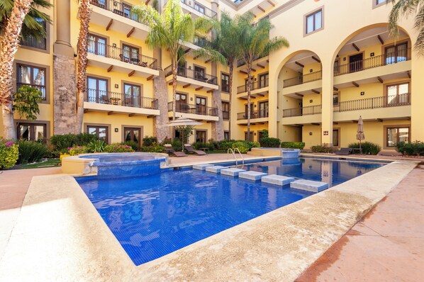 Outdoor pool, pool umbrellas, sun loungers - Caracol 37 Luxury Condo (San Miguel de Allende)