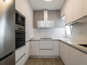 Frigorifero, microonde, forno, piano cottura