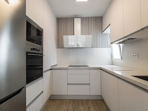 Frigorifero, microonde, forno, piano cottura