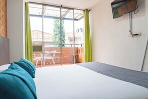 Classic-Doppelzimmer, Stadtblick | Zimmersafe, Schreibtisch, Bügeleisen/Bügelbrett, kostenloses WLAN