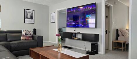 تلفزيون ذكي، كُتُب، مكتبة موسيقى، مكتبة فيديو