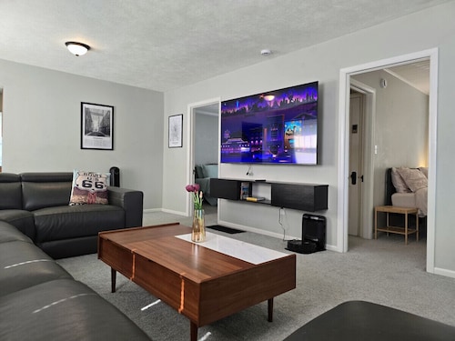 2041 W College St., Springfield, MO 65806, USA