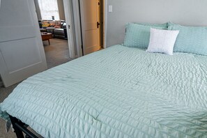 2 soverom, skrivebord, strykejern/-brett og wi-fi (inkludert)