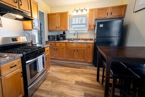 Kjøleskap, mikrobølgeovn, ovn og kokeplater