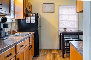 Fridge, microwave, oven, stovetop - 2041 W College St., Springfield, MO 65806, USA (Springfield)