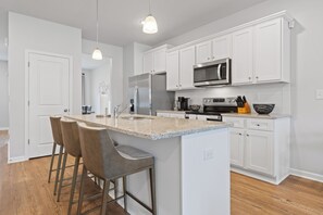 Fridge, microwave, oven, stovetop - Blue Heron Escape-Sleeps 7, PRIME location, Shuffleboard, Paddleboards + Pool! (Eatonton)