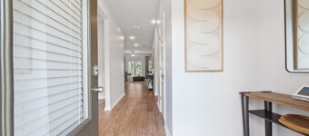 Blue Heron Escape-Sleeps 7, PRIME location, Shuffleboard, Paddleboards + Pool!