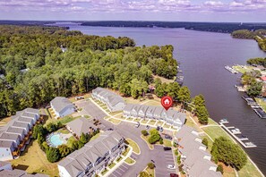 Exterior - Blue Heron Escape-Sleeps 7, PRIME location, Shuffleboard, Paddleboards + Pool! (Eatonton)