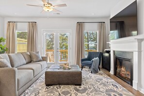 Smart TV, fireplace - Blue Heron Escape-Sleeps 7, PRIME location, Shuffleboard, Paddleboards + Pool! (Eatonton)