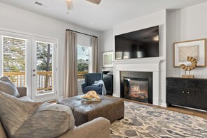 Smart TV, fireplace
