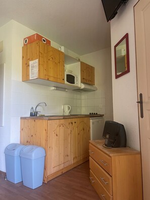 KylskÄp, mikrovÄgsugn, spishÀll och diskmaskin