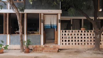 Vista frontal de la propiedad