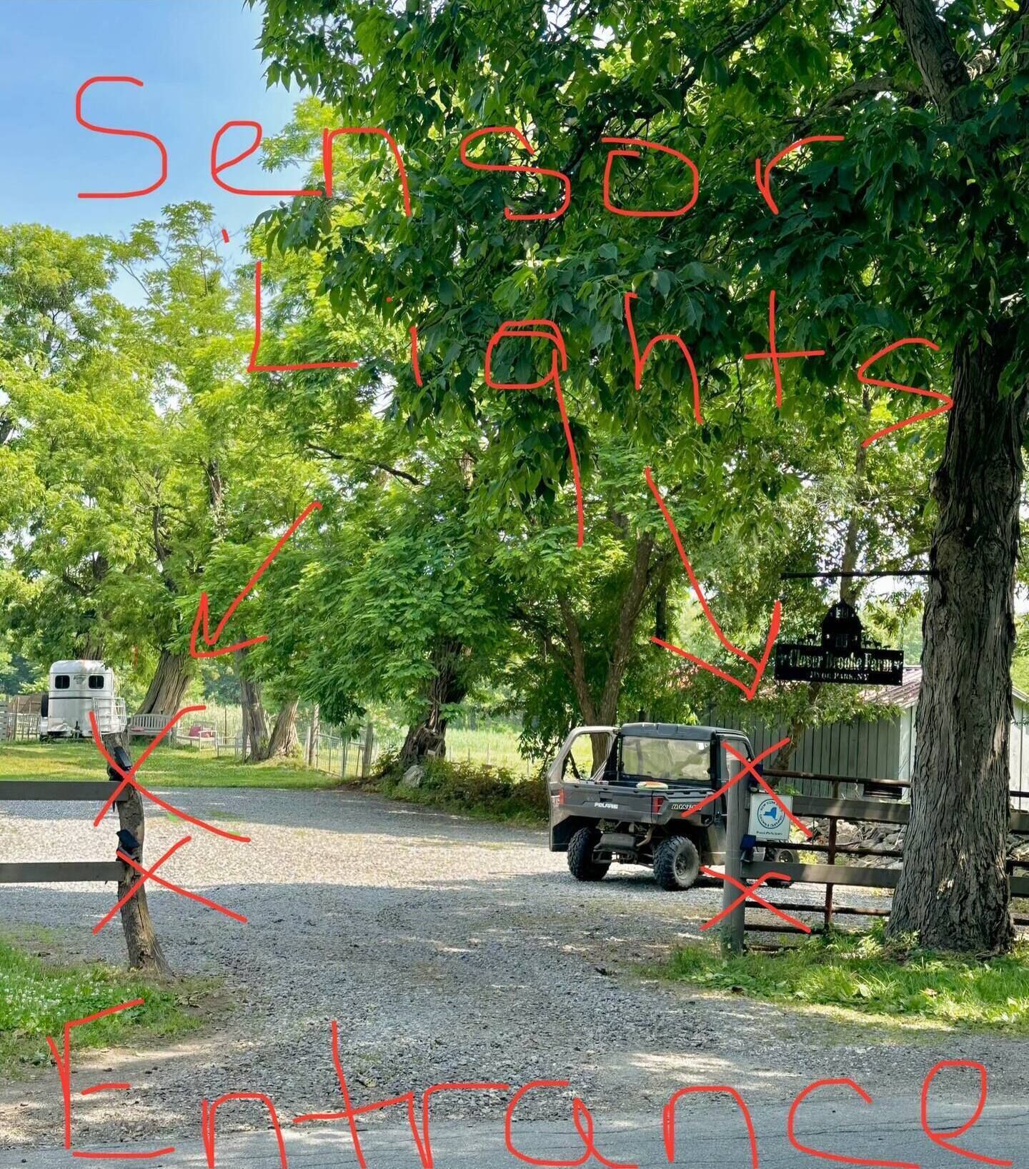 Ein Schotterweg führt zu einem geparkten Fahrzeug in der Nähe eines Schildes mit der Aufschrift 'Visitor Center'.