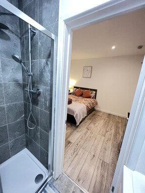 Dusche, Haartrockner, Handtücher, Seife