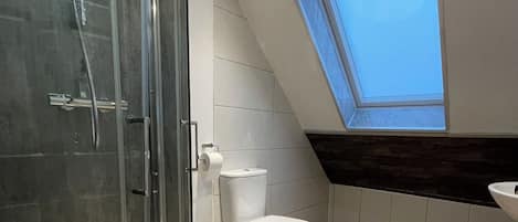 Douche, sèche-cheveux, serviettes fournies, savon