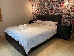 3 habitaciones, tabla de planchar con plancha, wifi y ropa de cama 