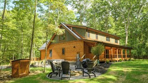 Eine Blockhütte mit Veranda und Sitzgelegenheit im Freien.