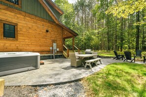 Outdoor dining - Mountain Laurel: Accessible Luxury Rental at Deep Creek Lake, Dog Friendly (Oakland)