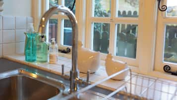 House, Garden View | Private kitchen | Electric kettle, toaster