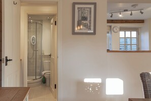 Ferienhaus, Gartenblick | Badezimmer