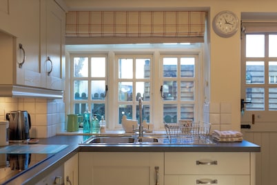 Jasmine Cottage-2BD in Heart of Bourton