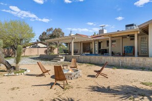 Terrace/patio - Blue Coyote Spacious 4-bedroom house with AC and WiFi in charming Yucca Valley (Yucca Valley)