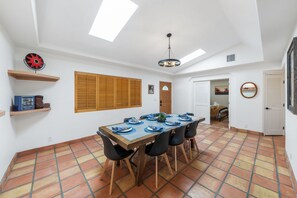 Dining - Blue Coyote Spacious 4-bedroom house with AC and WiFi in charming Yucca Valley (Yucca Valley)