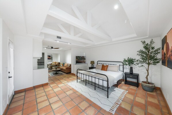 4 bedrooms, in-room safe, desk, iron/ironing board - Blue Coyote Spacious 4-bedroom house with AC and WiFi in charming Yucca Valley (Yucca Valley)