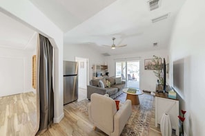 Smart TV, fireplace, offices - Blue Coyote Whole House (Yucca Valley)