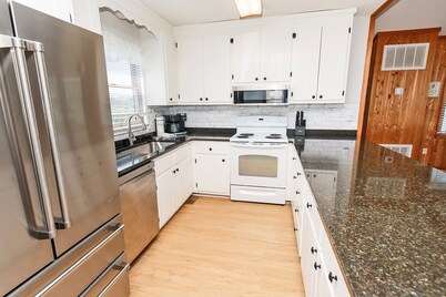 Semi-Oceanfront, Close to Beach Access! SA2, Wadel