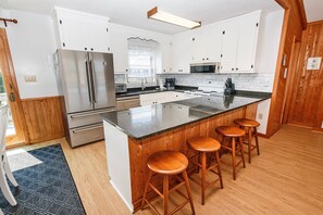 Fridge, microwave, oven, stovetop - Semi-Oceanfront, Close to Beach Access! SA2, Wadel (Duck)