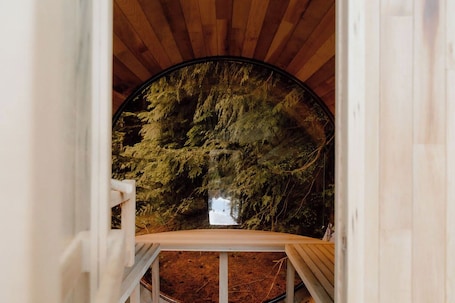 Sauna. Hyak Hideout 3-bedroom chalet in welcoming Snoqualmie Pass with WiFi