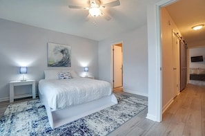 3 bedrooms, desk, iron/ironing board, travel crib - Gulf-View Townhome · 30 Steps to Beach (Port St. Joe)