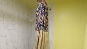 Ein Badezimmer mit Badewanne, Toilette und Duschvorhang.
