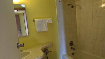 Chambre Simple Standard, 1 très grand lit, non-fumeurs | Salle de bain | Ensemble douche/baignoire, serviettes fournies, savon, shampoing