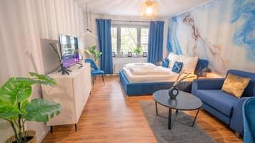 1 dormitorio, escritorio, tabla de planchar con plancha y cuna de viaje
