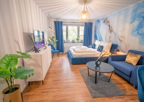 1 habitación, escritorio, tabla de planchar con plancha y cuna de viaje 