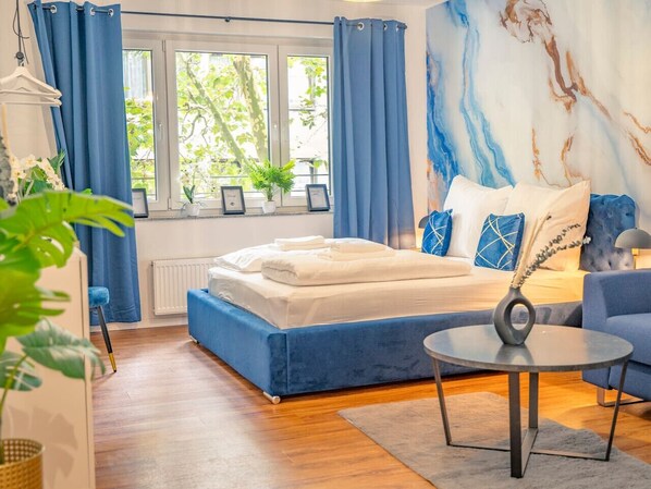 1 habitación, escritorio, tabla de planchar con plancha y cuna de viaje 