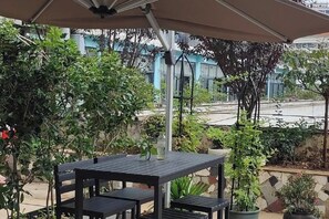 Outdoor dining - Jin tai Hotel (Gejiu)