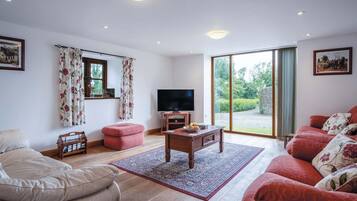 Cottage (3 Bedrooms) | Living area | TV