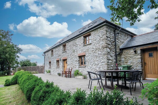 Outdoor dining - The Stables - 3 Bedroom Cottage - Beavers Hill (Tenby)