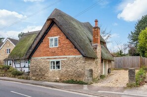 Front of property - 16th Century Thatched Cottage (Oxford)
